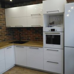 Белая угловая кухня в современном стиле