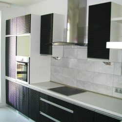 Черно-белая угловая кухня