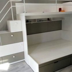 Двухъярусная кровать для троих детей