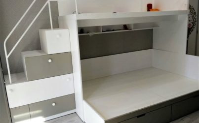 Двухъярусная кровать для троих детей