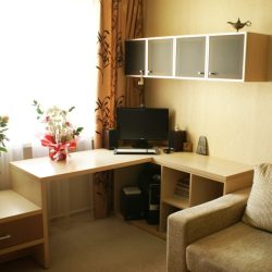 Угловой компьютерный стол в детскую