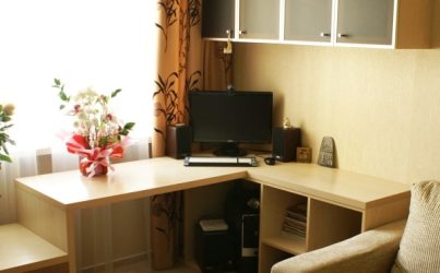 Угловой компьютерный стол в детскую