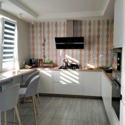 П-образная кухня с барной стойкой