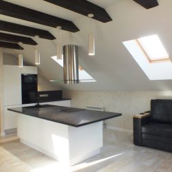 Кухня без ручек с островом белая