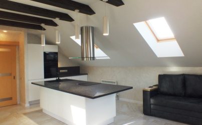 Кухня без ручек с островом белая