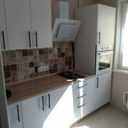 Маленькая кухня с деревянной столешницей