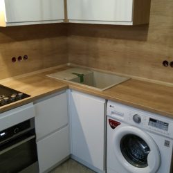 Маленькая угловая кухня без ручек в хрущевку