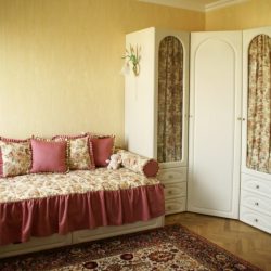 Угловой распашной трехстворчатый шкаф в детскую с ящиками