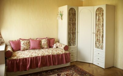 Угловой распашной трехстворчатый шкаф в детскую с ящиками