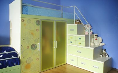 Детская кровать с распашным трехстворчатым шкафом
