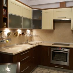 Небольшая угловая кухня в двух цветах