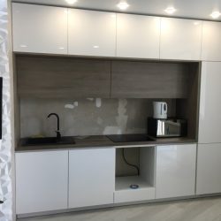 Современная прямая кухня