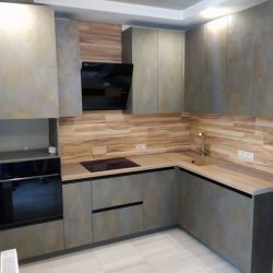 Серая угловая кухня под камень
