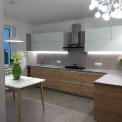 Современная кухня с барной стойкой