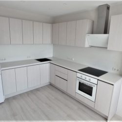 Светлая угловая кухня без ручек