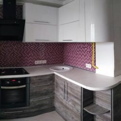 Угловая кухня с фасадами под камень