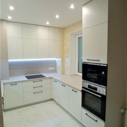 Угловой кухонный гарнитур для маленькой кухни