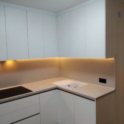 Угловая кухня до потолка без ручек белая