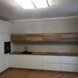 Кухня в современном стиле с комбинированными фасадами