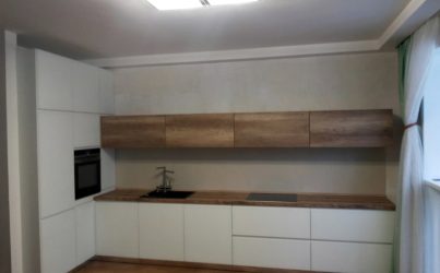 Кухня в современном стиле с комбинированными фасадами