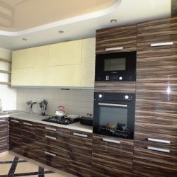 Угловой кухонный гарнитур в двух цветах