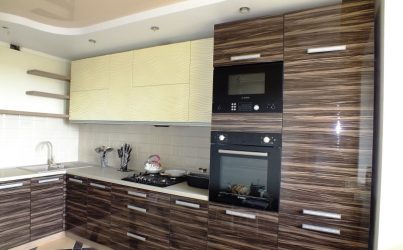 Угловой кухонный гарнитур в двух цветах