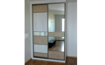 Двухдверный шкаф купе с зеркалом корпусный