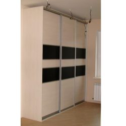 Трехстворчатый шкаф купе в гостиную