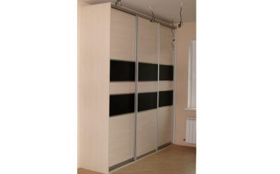Трехстворчатый шкаф купе в гостиную