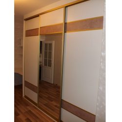 Трехдверный шкаф купе с зеркалом в прихожую