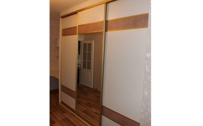 Трехдверный шкаф купе с зеркалом в прихожую