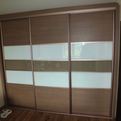 Трехдверный шкаф купе в спальню встраиваемый