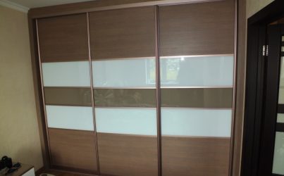 Трехдверный шкаф купе в спальню встраиваемый