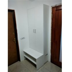 Белый распашной двухстворчатый шкаф в коридор