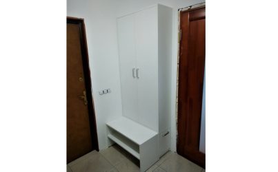 Белый распашной двухстворчатый шкаф в коридор