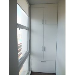 Белый двухстворчатый распашной шкаф на балкон