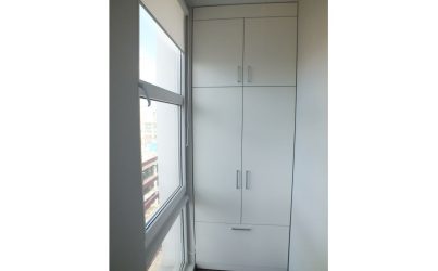 Белый двухстворчатый распашной шкаф на балкон