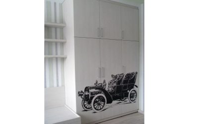 Белый распашной шкаф с фотопечатью в детскую для подростка