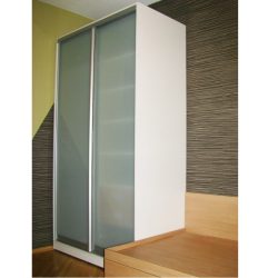 Белый шкаф купе со стеклянными дверями