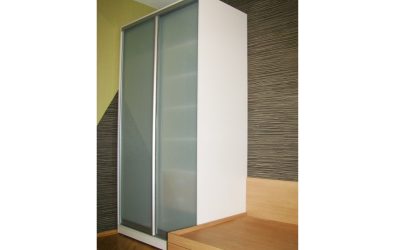 Белый шкаф купе со стеклянными дверями