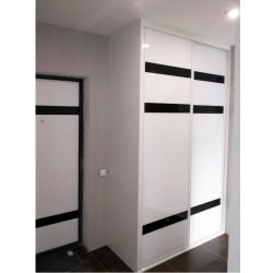 Белый компактный шкаф купе в современном стиле