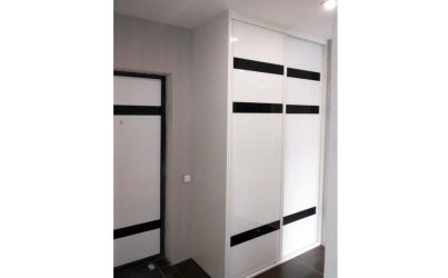 Белый компактный шкаф купе в современном стиле