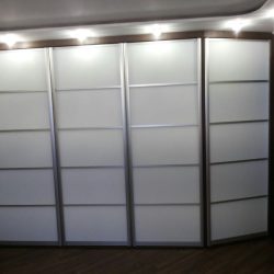 Белый распашной шкаф на заказ