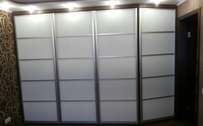 Белый распашной шкаф на заказ