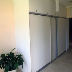 Белый шкаф купе с антресолью в коридор