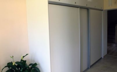 Белый шкаф купе с антресолью в коридор