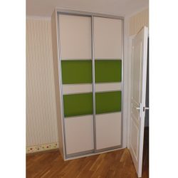 Компактный светлый шкаф купе