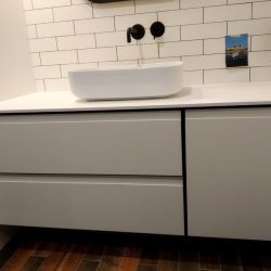 Комплект мебели в ванную с тумбой под раковину