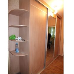 Корпусный шкаф купе в прихожую с зеркалом и угловыми полками