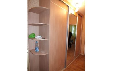Корпусный шкаф купе в прихожую с зеркалом и угловыми полками